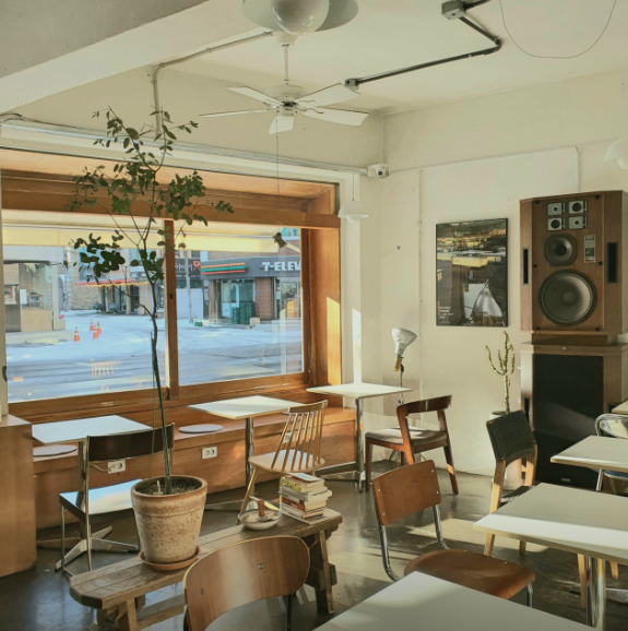 A sun-drenched brunch platter at Analog Garden, a popular aesthetic cafe in Hongdae, Seoul.